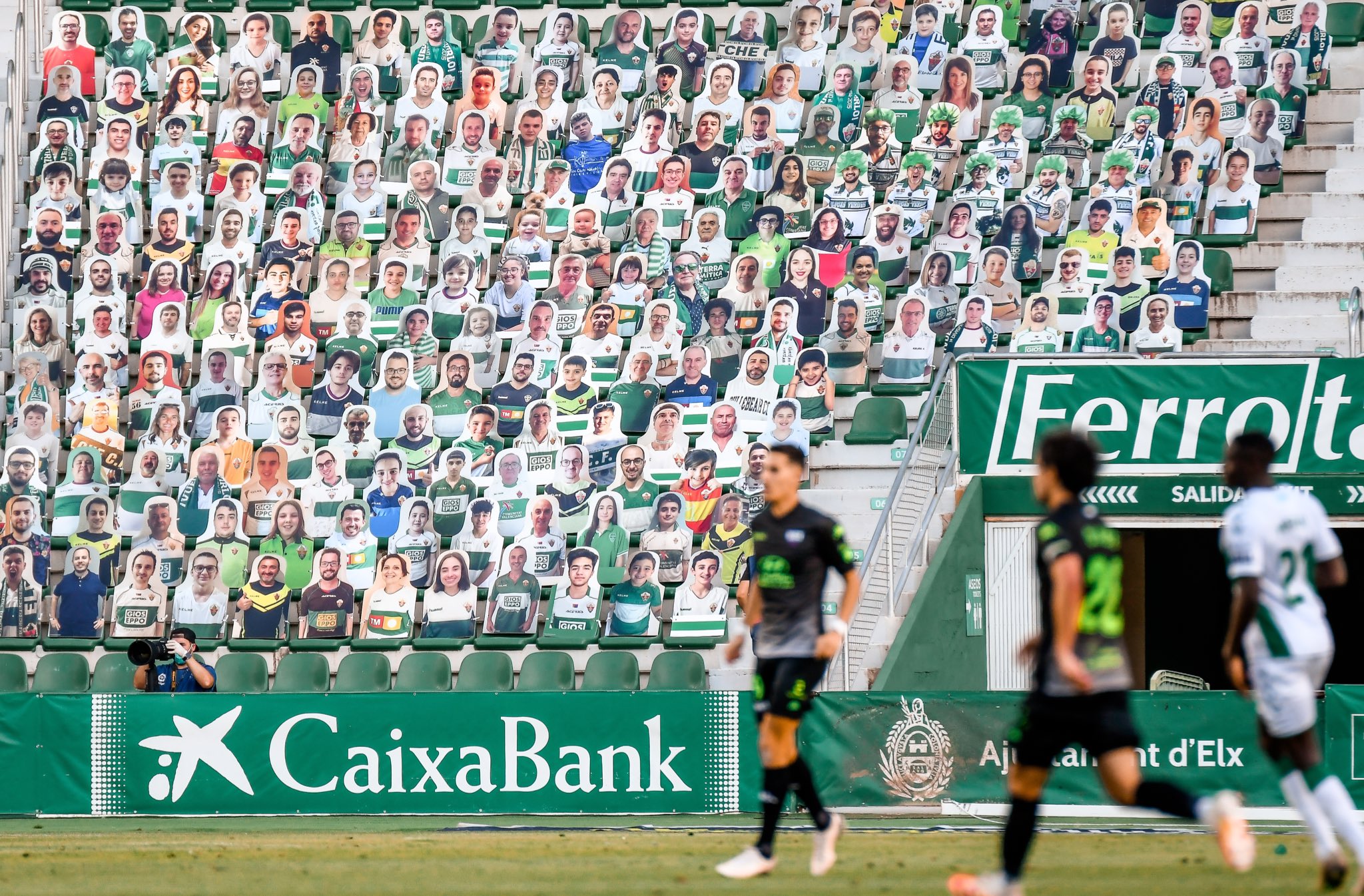 Siluetas de cartón piedra en el estadio Martínez Valero / Sonia Arcos, Elche CF